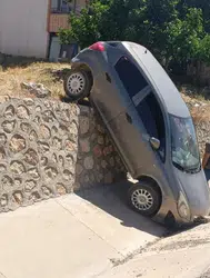 Adıyaman'da el freni unutuldu, otomobil istinat duvarından düştü : 2 yaralı