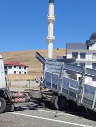 Elazığ’da kamyonlar çarpıştı : Dorse yerinden çıktı, 1 kişi yaralandı
