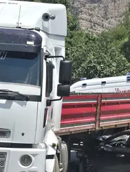 Hakkari'de otomobil tıra çarptı, 1 kişi yaralandı