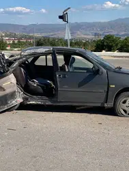 Elazığ’da otomobil direğe çarptı : 1’i ağır 3 yaralı