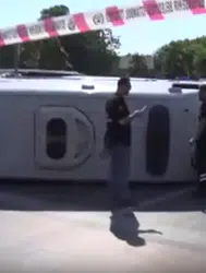 Kağıthane'de kontrolden çıkan ambulans devrildi