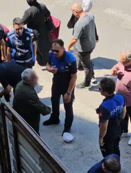 Zonguldak'ta kaldırımdan kaldırılmak istenen seyyar satıcı başını defalarca kapıya vurdu