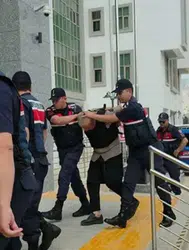 Adana’da kız kaçırma husumetinde baba ve oğlu öldürüldü : Şüpheli adliyeye sevk edildi