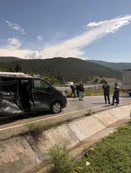 Çorum'da kayan kamyonun minibüse çarpması sonucu 5 kişi yaralandı