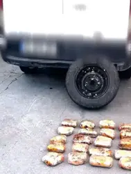 Batman'da narkotik operasyonu : Minibüsün yedek lastiğinde 11,5 kilo esrar ele geçirildi