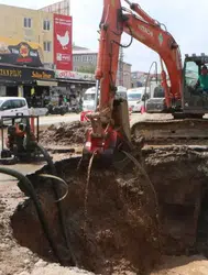 Adana’da ana su borusu patladı : Yol çöktü, evleri su bastı