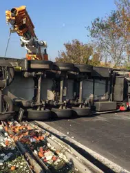 Bolu'da kontrolden çıkan tır devrildi : Trafik kitlendi, sürücü yaralandı
