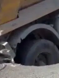 Beylikdüzü'nde yol çöktü : Hafriyat kamyonu çukura saplandı