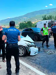 Kastamonu'da iki otomobil çarpıştı : 1'i çocuk 5 kişi yaralandı