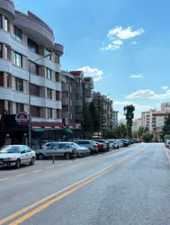 Ankara Çankaya'da aracının kontrolünü kaybeden sürücü 7 otomobile çarptı