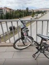 Çorum'da genç kadın 9 metre yükseklikten yola atladı