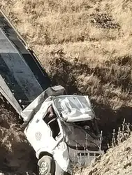 Siirt'te çekici şarampole devrildi : 2 kişi yaralandı