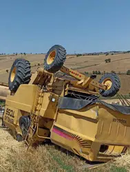 Samsun'da devrilen biçerdöverin operatörü yaralandı