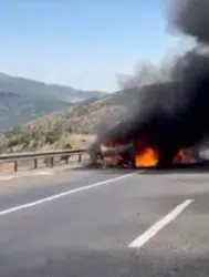 Diyarbakır'da seyir halindeki otomobil alevlere teslim oldu