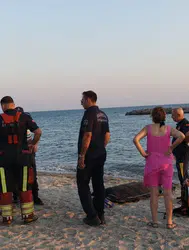Balıkesir'de acı ölüm : Serinlemek için denize giren adam kalp krizi sonucu öldü