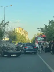 Diyarbakır'da kontrolden çıkan otomobil takla attı : 2 yaralı
