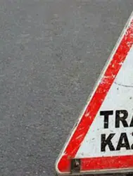 Afyonkarahisar'da seyir halindeki tırın açılan damperi yön levhasını yıktı