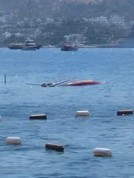 Bodrum Bardakçı Koyu'nda demirli yelkenli tekne sulara gömüldü