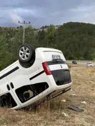 Kastamonu'da virajı alamayan ticari araç, takla attı : 4 yaralı