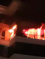 Aksaray'da apartmanda gece yarısı yangın : 14 kişi dumandan etkilendi