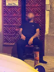 Eskişehir’de sokak ortasındaki sandalyede sızan vatandaş polisi harekete geçirdi