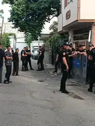 Annesini öldürüp çöp konteynerine attı