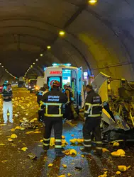 Orhangazi Tüneli'nde kamyona çarpan tırın kupası koptu : 1 ağır yaralı