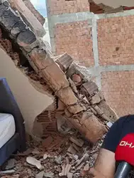 Yıkım sırasında bitişikteki apartmanın duvarı çöktü