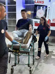 Ani fren yapan otomobile çarpmamak için refüje çıktı : 2 yaralı