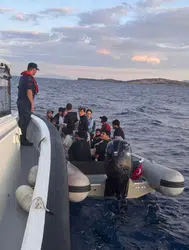 İzmir açıklarında 4'ü çocuk 19 düzensiz göçmen yakalandı