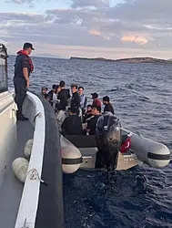 İzmir açıklarında 56 düzensiz göçmen yakalandı