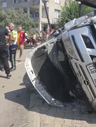 Hatay'da feci kaza : Takla atan otomobil trafoya çarparak durdu, 4 kişi yaralandı