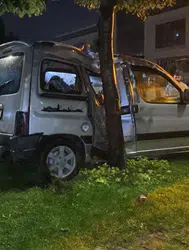 Bursa’da yağış nedeniyle kontrolden çıkan araç ağaca çarptı : 2 yaralı
