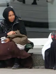 Zabıtaya yakalanan dilenciden protesto : 'Çekiyorsunuz madem alkışlayayım'