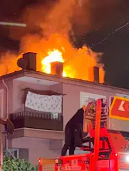Bolu'da 3 katlı binanın çatısı alevlere teslim oldu