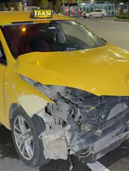 Samsun'da iki ticari taksi çarpıştı : 2 yaralı