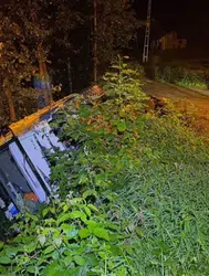 Artvin Hopa'da kamyon dere yatağına devrildi: Sürücü yaralandı