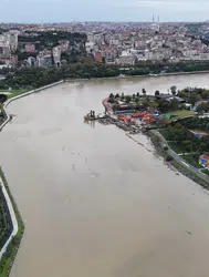 İstanbul'da Sağanak Sonrası Haliç'in Rengi Kahverengiye Döndü