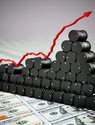Hürmüz saldırıları ve kasırganın üretimi tehdit etmesi petrol fiyatlarını yükseltiyor