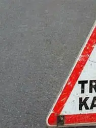 Polisten kaçan plakasız araç trafo ile direk arasına sıkıştı
