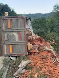 Sakarya'da tuğla yüklü tır devrildi: Sürücü araçtan kendi imkanlarıyla çıktı