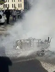 Siirt'te Hafif Ticari Araçla Çarpışan Motosiklet Yandı