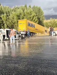 Malatya'da tır ile hafif ticari araç çarpıştı: 1'i çocuk 4 yaralı