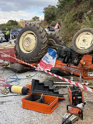 İzmir'de traktör devrildi: Sürücü hayatını kaybetti, eşi yaralandı
