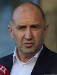 Bulgaristan seçimlerini kazanan Rumen Radev kimdir ve ülkenin dış politikasında ne gibi değişiklikler olacak?