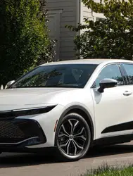 2027 model Toyota Crown neleriyle dikkat çekiyor ve hibrit sistemi neden önemli?
