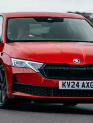2027 Skoda Octavia makyajı ile hibrit motor seçeneği ve yenilenen tasarım özellikleri neler olacak?