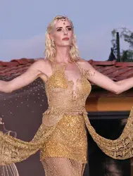 Ünlü oyuncu Wilma Elles 1,5 kilogram altın kullanarak tasarlanan elbise giydi!
