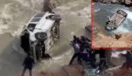 Hakkari'de kontrolden çıkan araç dereye uçtu: İki kişi kurtarıldı, bir kişi aranıyor!