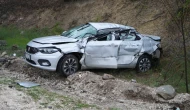 Burdur'da kayan tır dorsesi otomobile çarptı: 4 yaralı